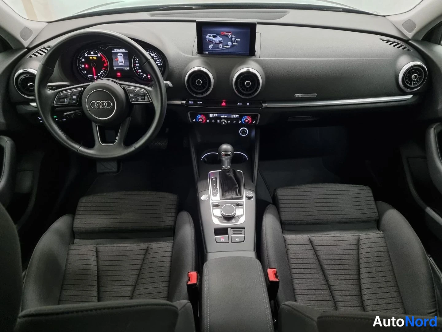 Musta Audi A3 Sportback 2018, ohjaamo, kuva 7