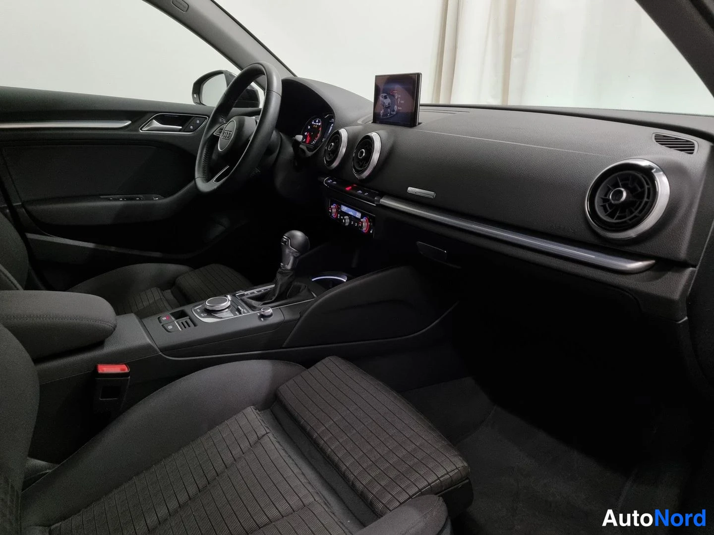 Musta Audi A3 Sportback 2018, ohjaamo, kuva 8