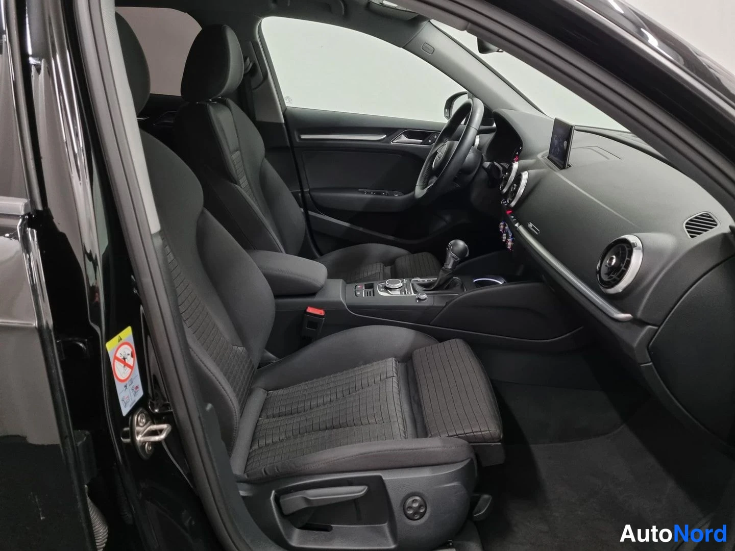 Musta Audi A3 Sportback 2018, etuistuimet, kuva 10