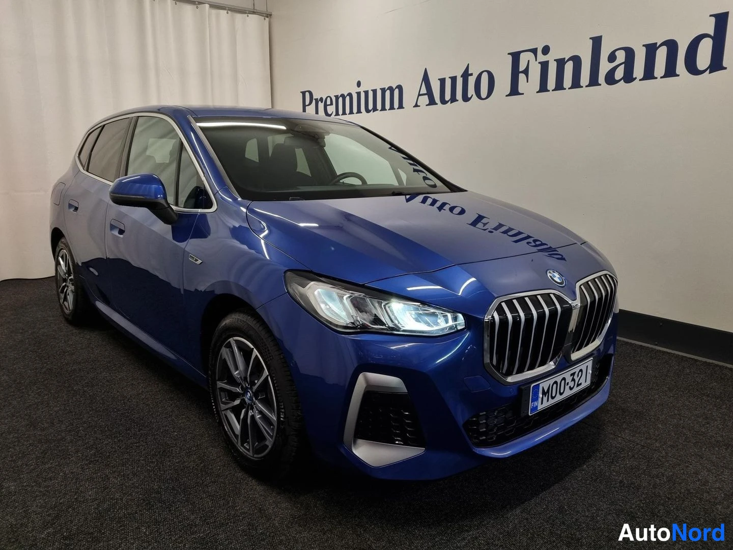 Sininen BMW 225e xDrive 2023, etuviisto, keula oikealle, kuva 2
