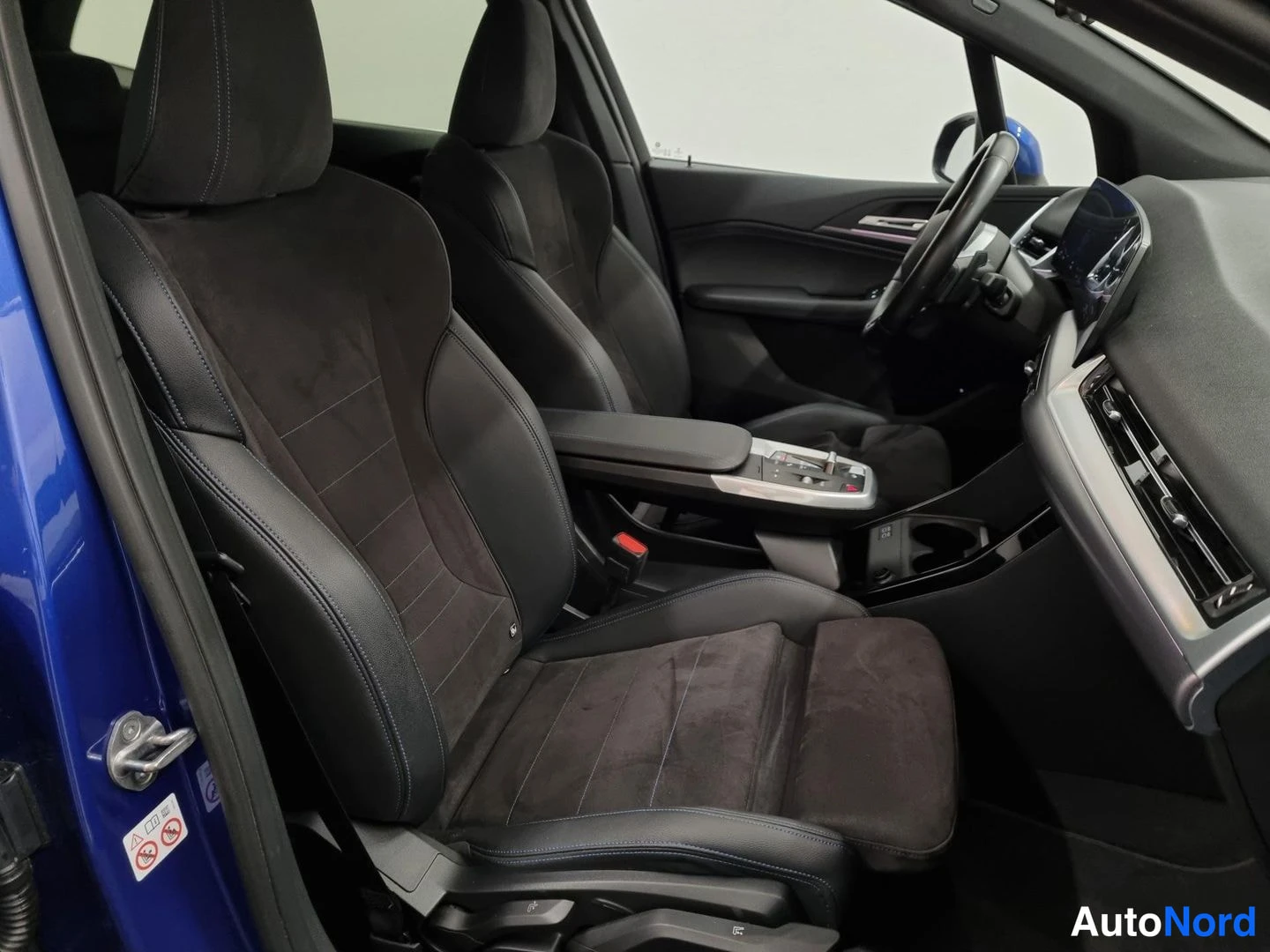 Sininen BMW 225e xDrive 2023, etuistuimet, kuva 11