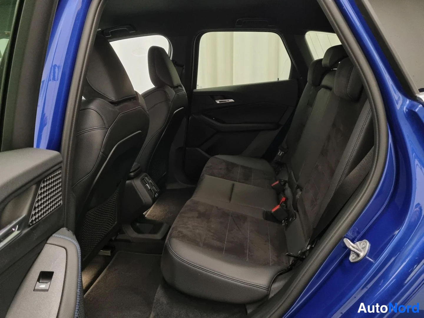 Sininen BMW 225e xDrive 2023, takaistuimet, kuva 14
