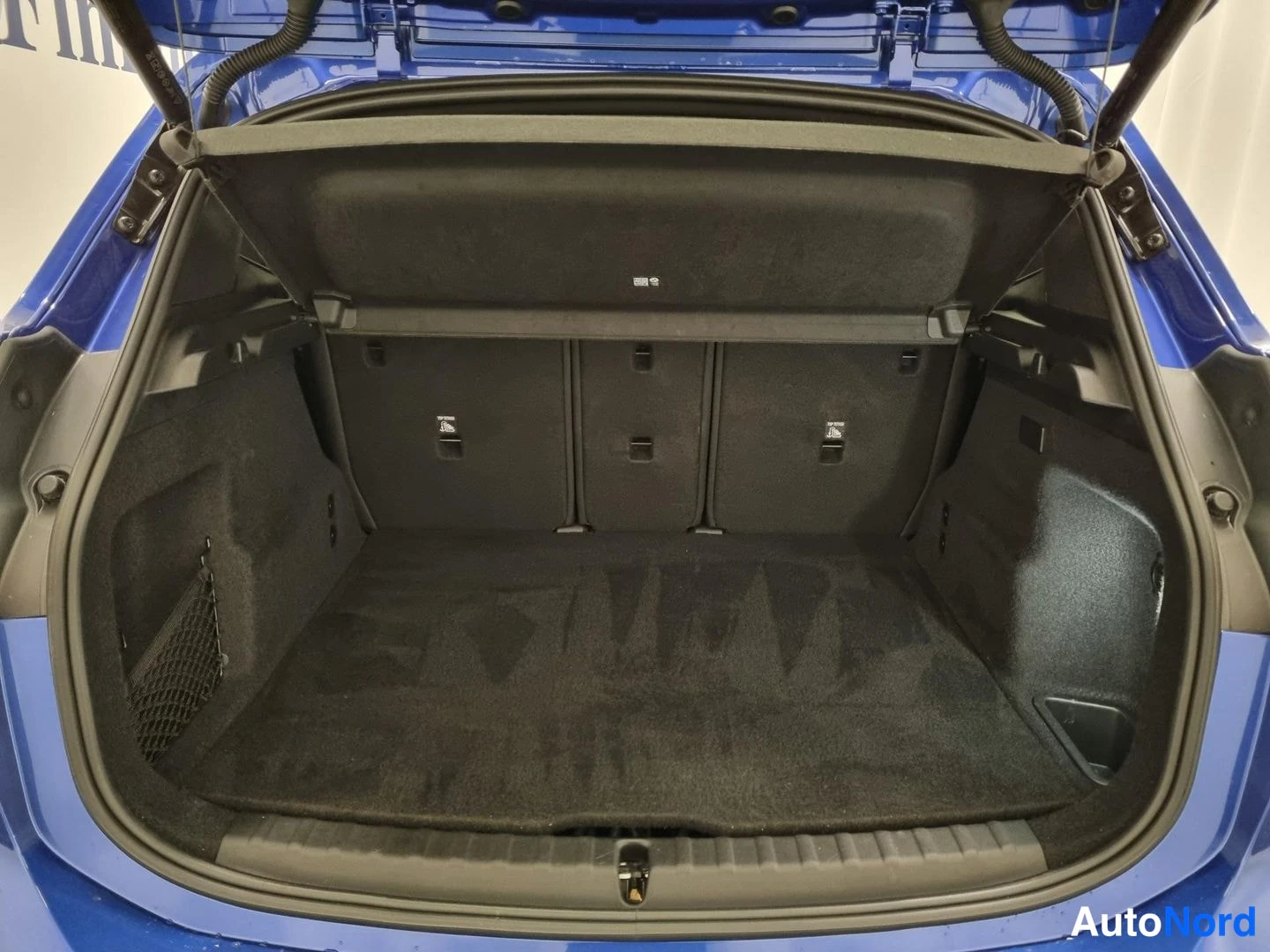 Sininen BMW 225e xDrive 2023, tavaratila, kuva 15