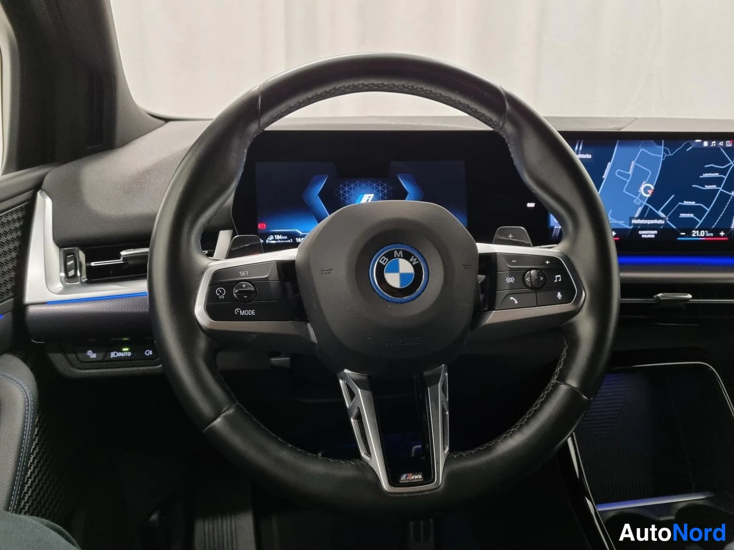 Sininen BMW 225e xDrive 2023, ohjaamo, kuva 8