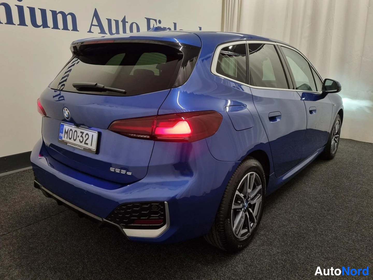 Sininen BMW 225e xDrive 2023, takaviisto, kuva 4