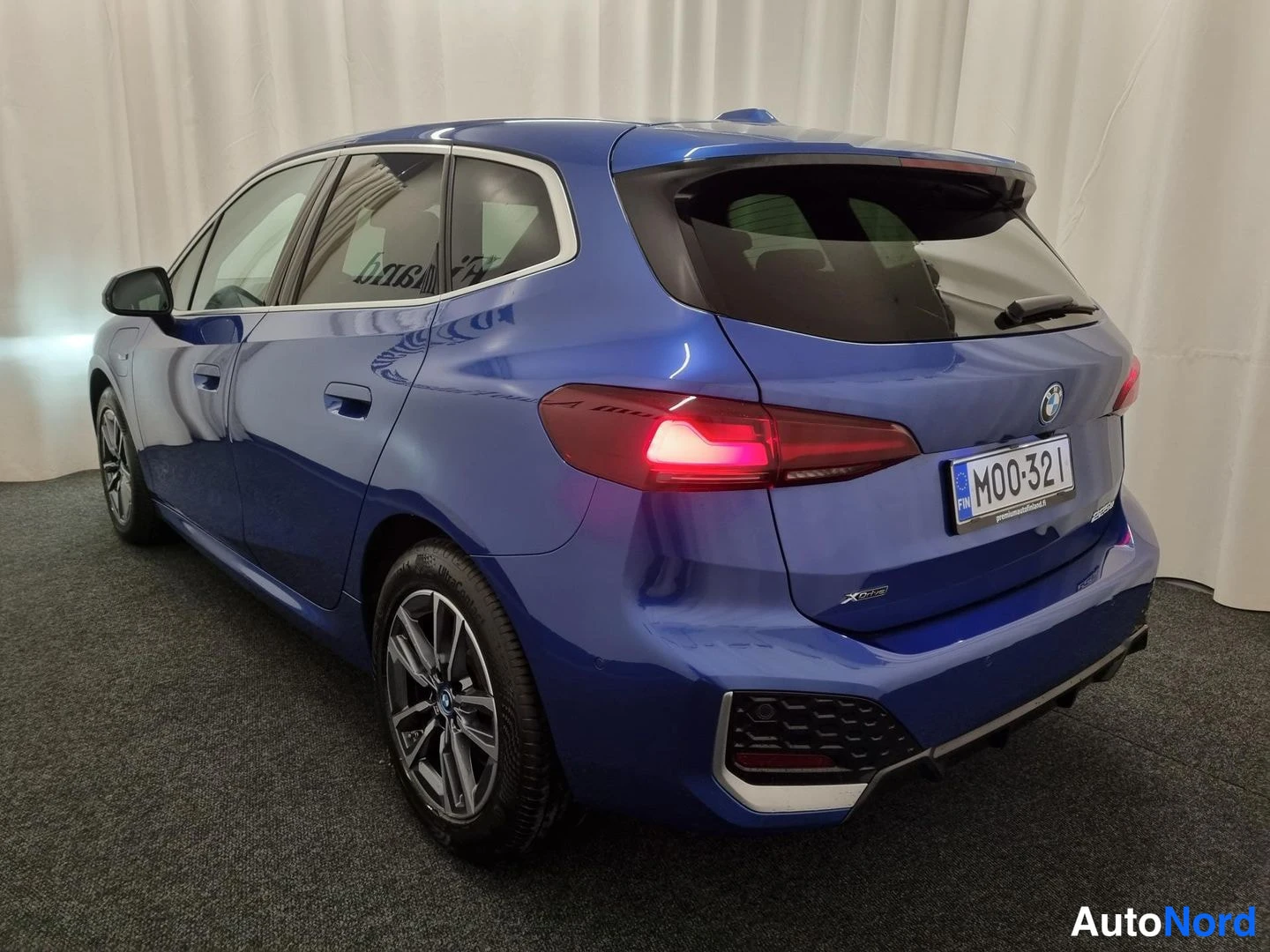 Sininen BMW 225e xDrive 2023, takaviisto, kuva 3