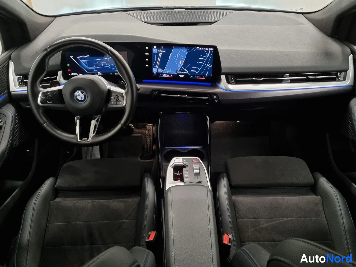 Sininen BMW 225e xDrive 2023, ohjaamo, kuva 5
