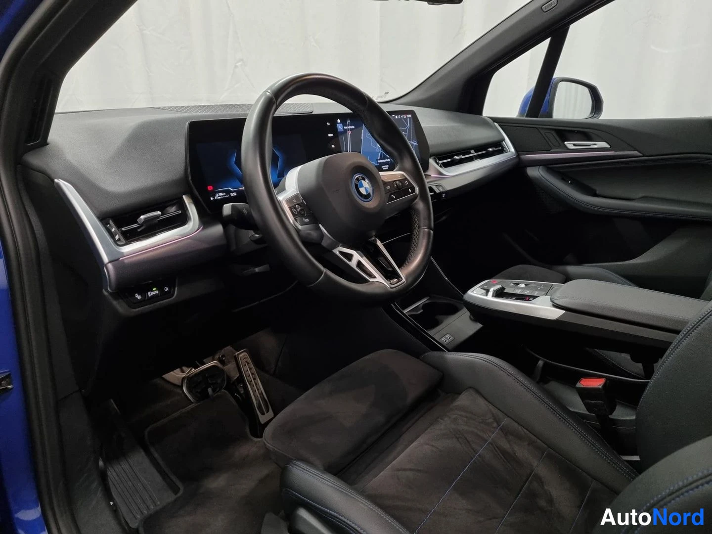 Sininen BMW 225e xDrive 2023, ohjaamo, kuva 6