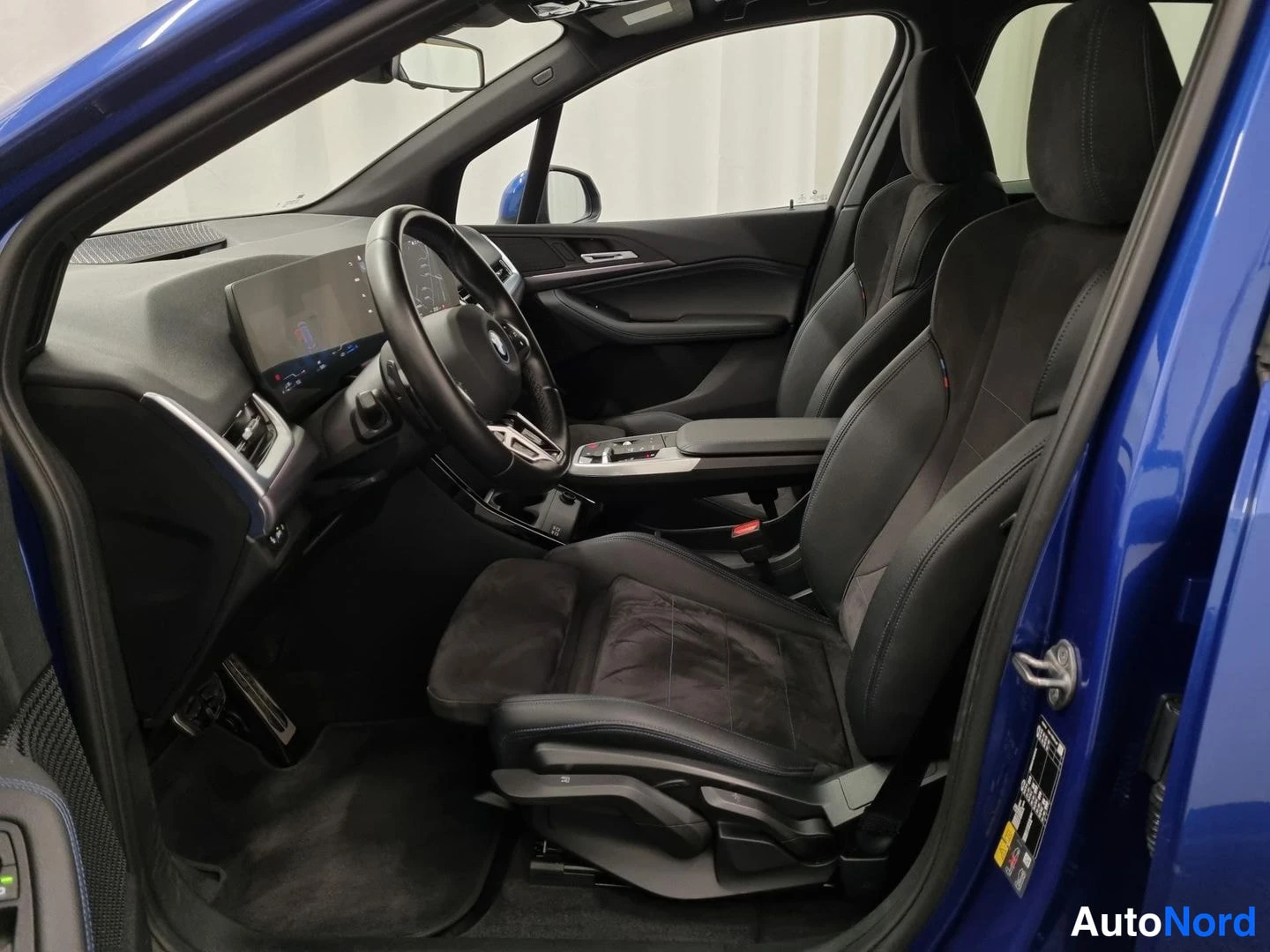 Sininen BMW 225e xDrive 2023, etuistuimet, kuva 9