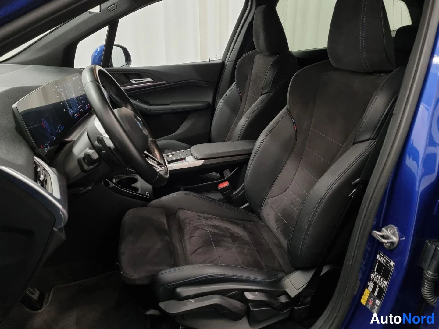 Sininen BMW 225e xDrive 2023, etuistuimet, kuva 10