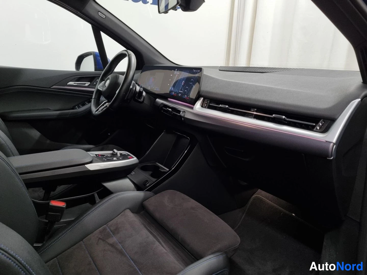 Sininen BMW 225e xDrive 2023, ohjaamo, kuva 7