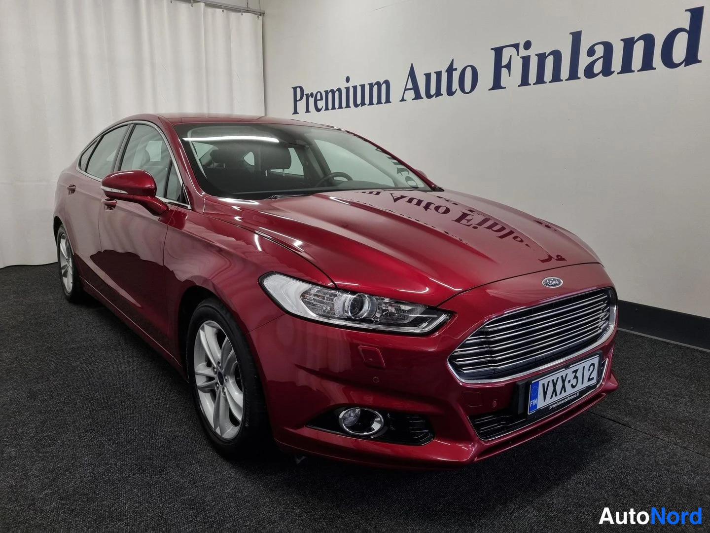 Punainen Ford Mondeo 2015, etuviisto, keula oikealle, kuva 2