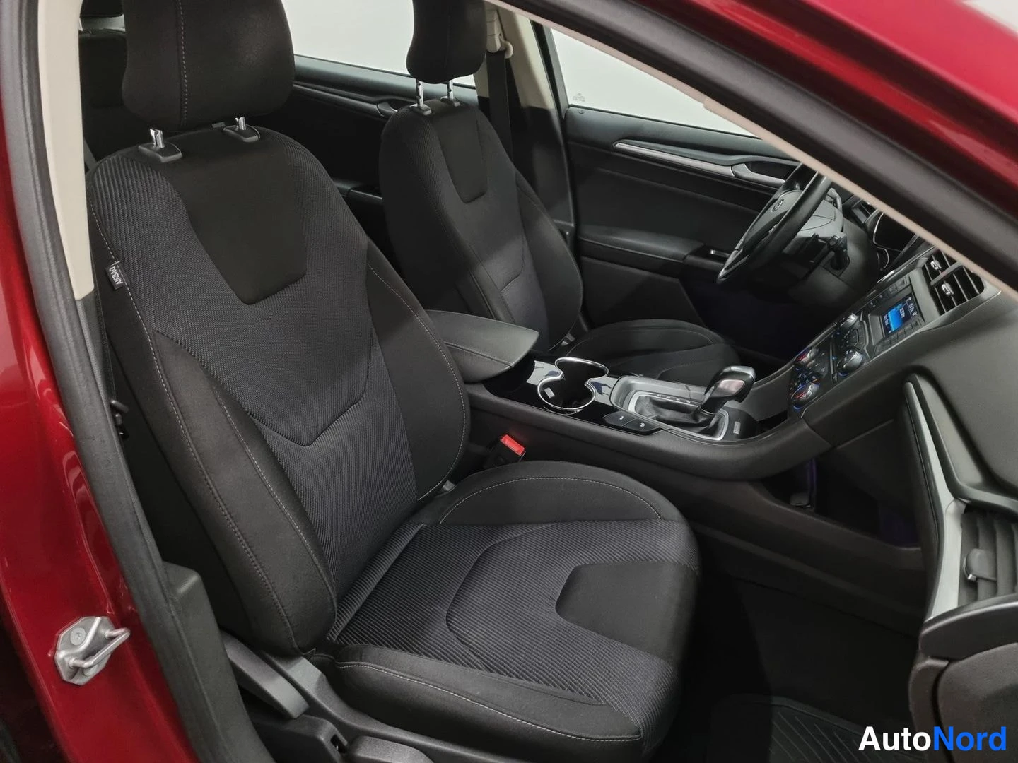 Punainen Ford Mondeo 2015, etuistuimet, kuva 12