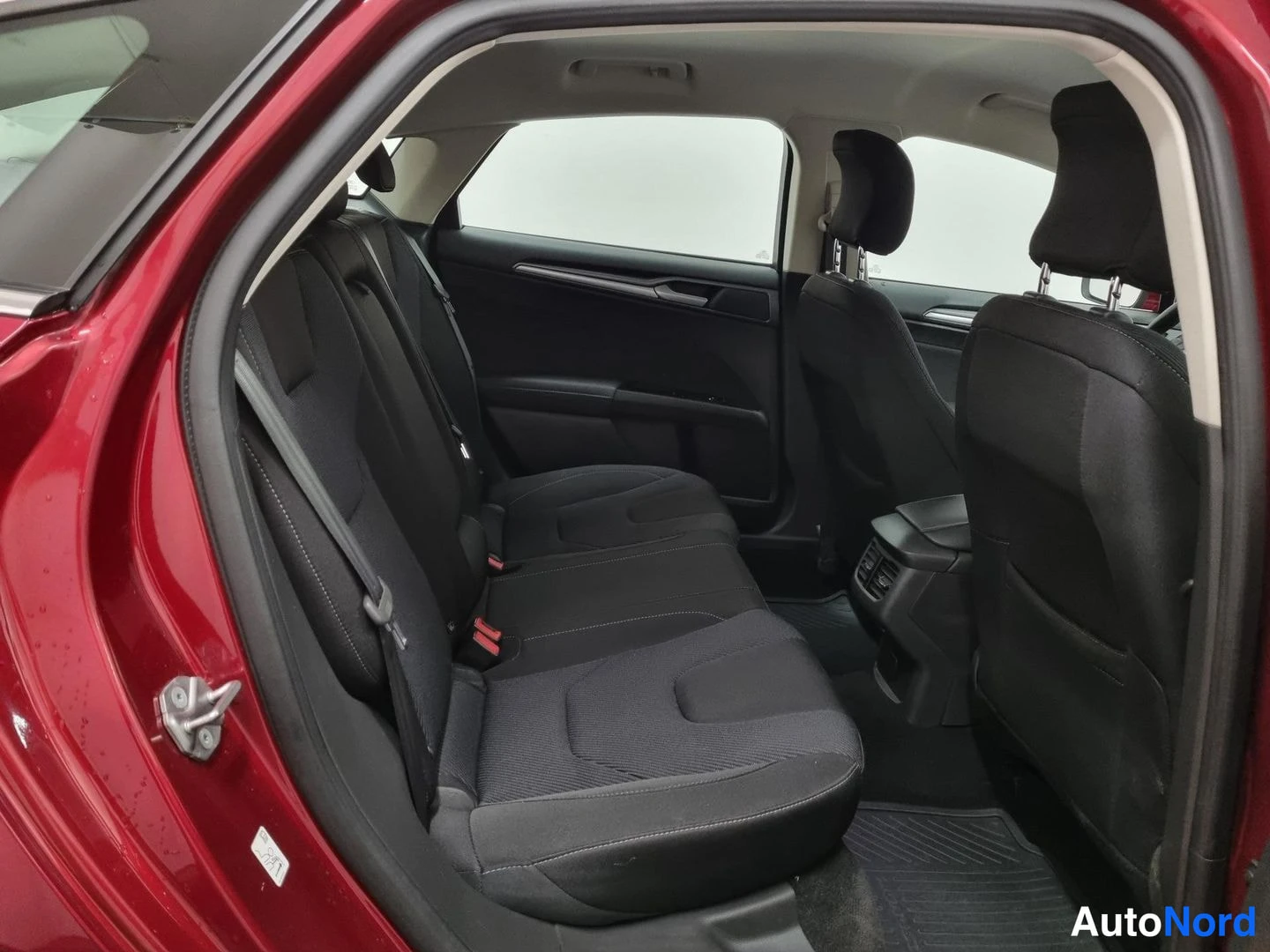 Punainen Ford Mondeo 2015, takaistuimet, kuva 13