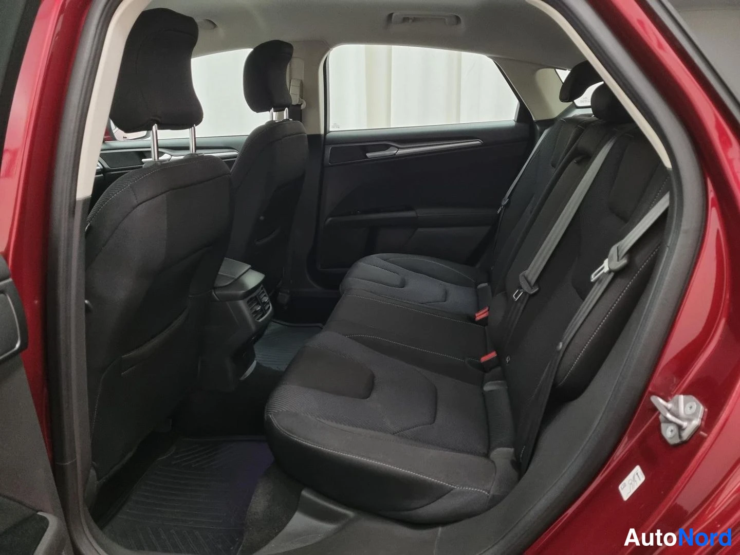 Punainen Ford Mondeo 2015, takaistuimet, kuva 14