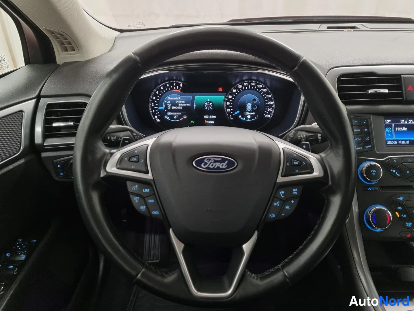 Punainen Ford Mondeo 2015, ohjaamo, kuva 9