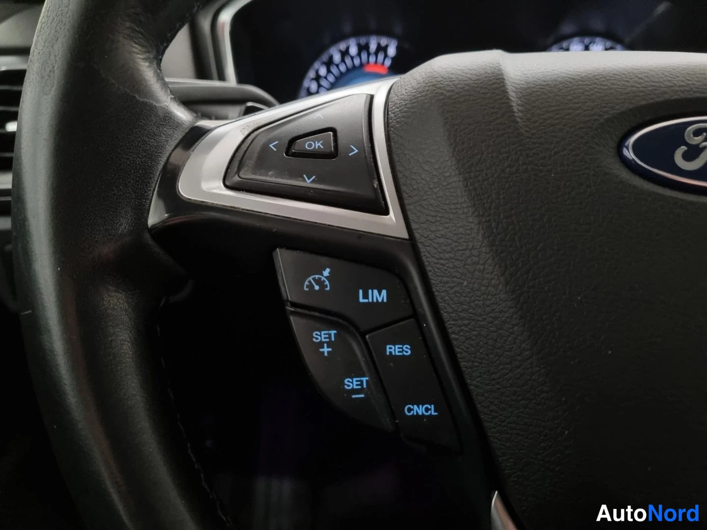 Punainen Ford Mondeo 2015, yksityiskohta, kuva 17