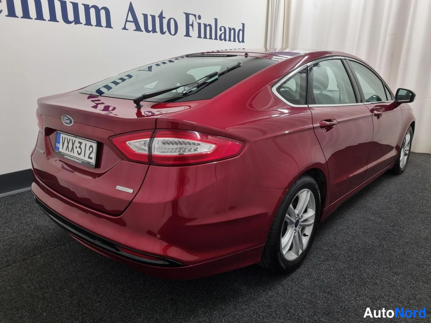 Punainen Ford Mondeo 2015, takaviisto, kuva 3