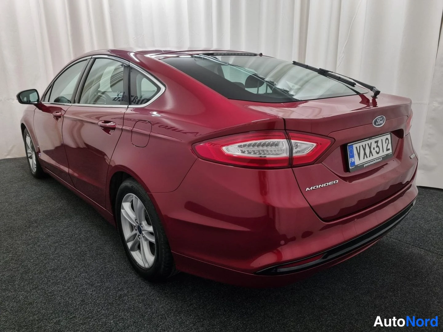 Punainen Ford Mondeo 2015, takaviisto, kuva 4