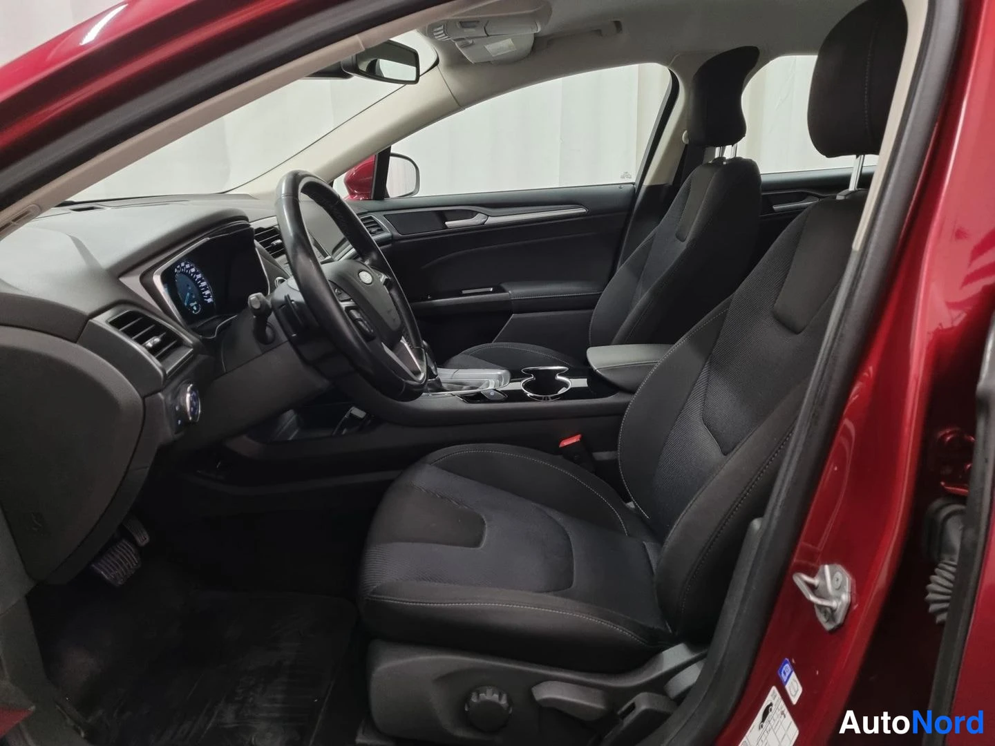 Punainen Ford Mondeo 2015, ohjaamo, kuva 5