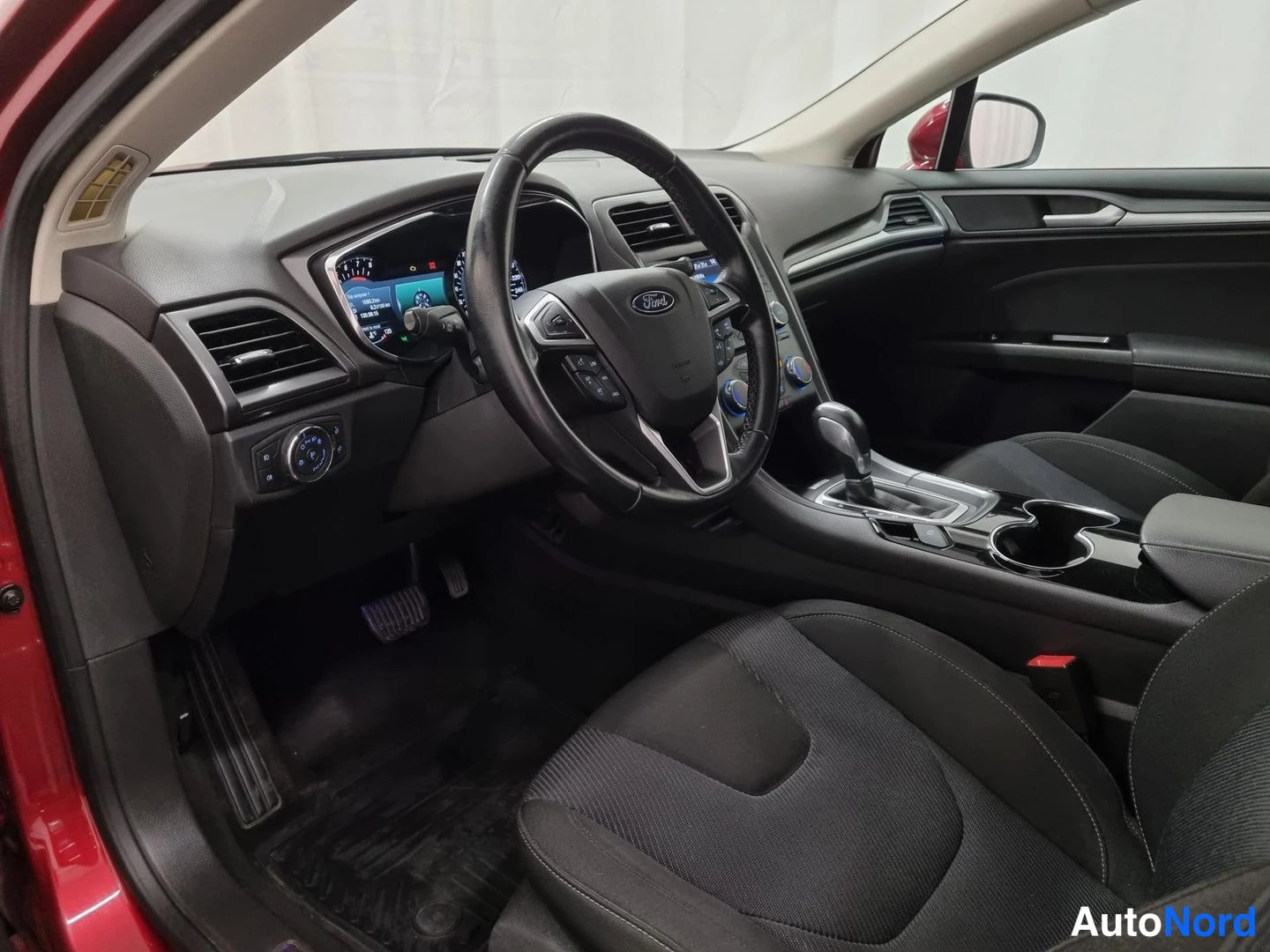 Punainen Ford Mondeo 2015, ohjaamo, kuva 6