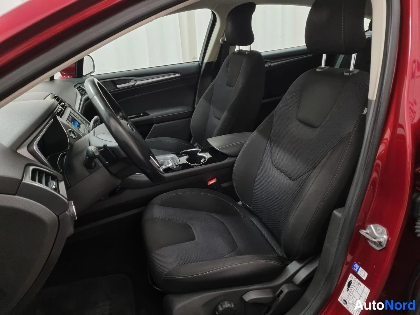 Punainen Ford Mondeo 2015, etuistuimet, kuva 10