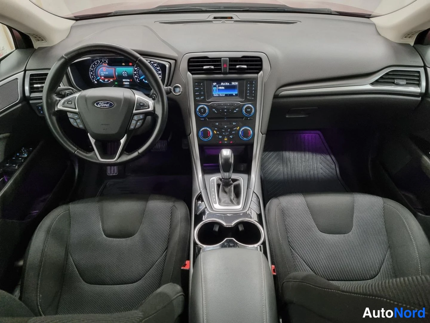 Punainen Ford Mondeo 2015, ohjaamo, kuva 7