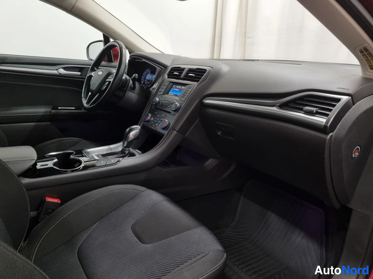 Punainen Ford Mondeo 2015, ohjaamo, kuva 8