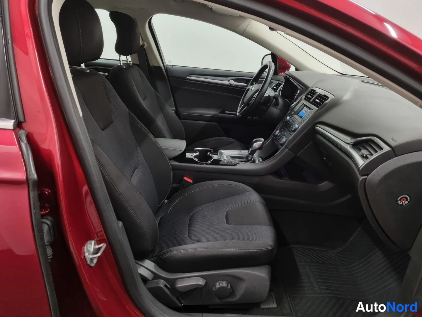 Punainen Ford Mondeo 2015, etuistuimet, kuva 11