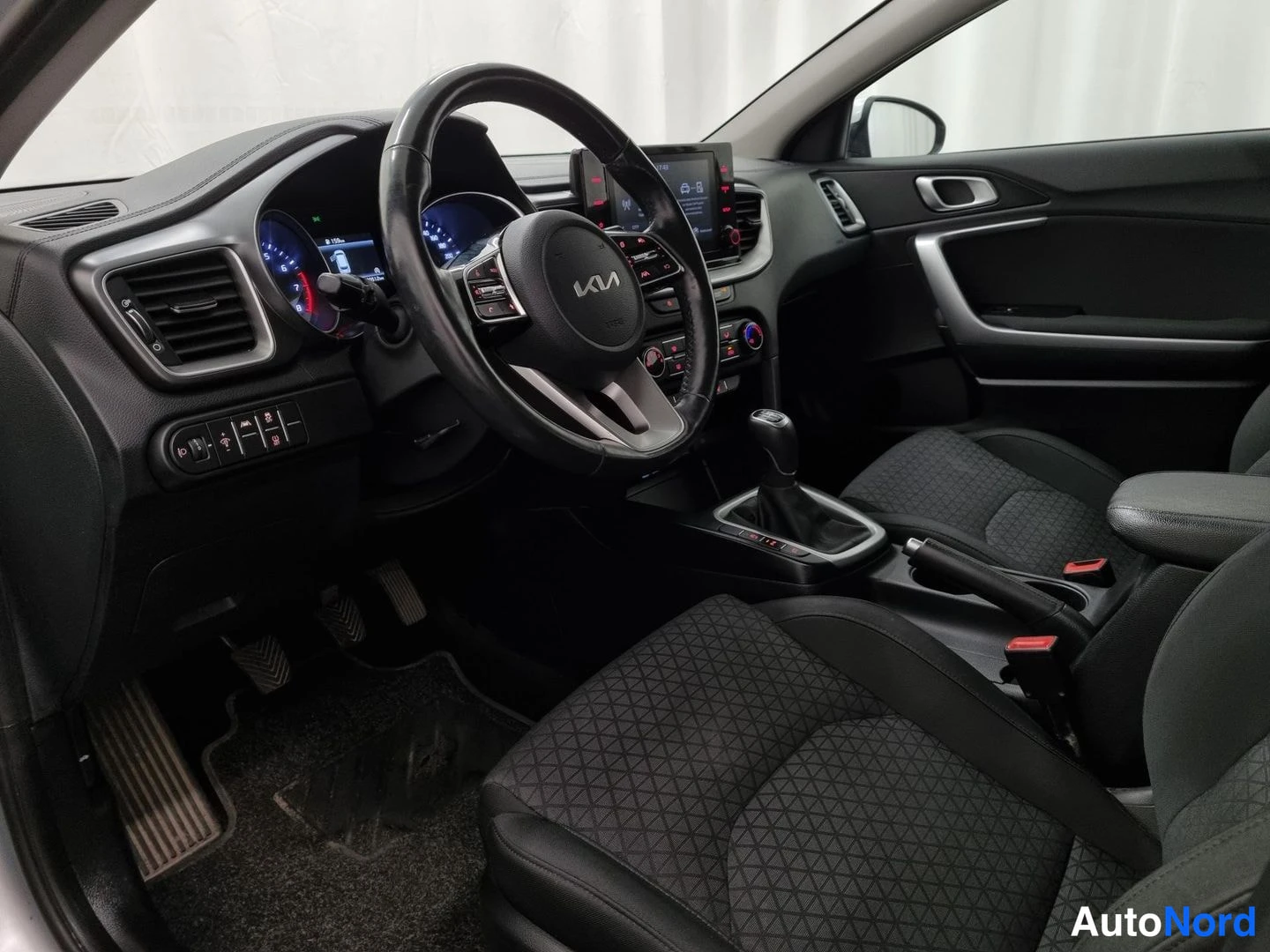 Hopea Kia Ceed 2022, ohjaamo, kuva 5