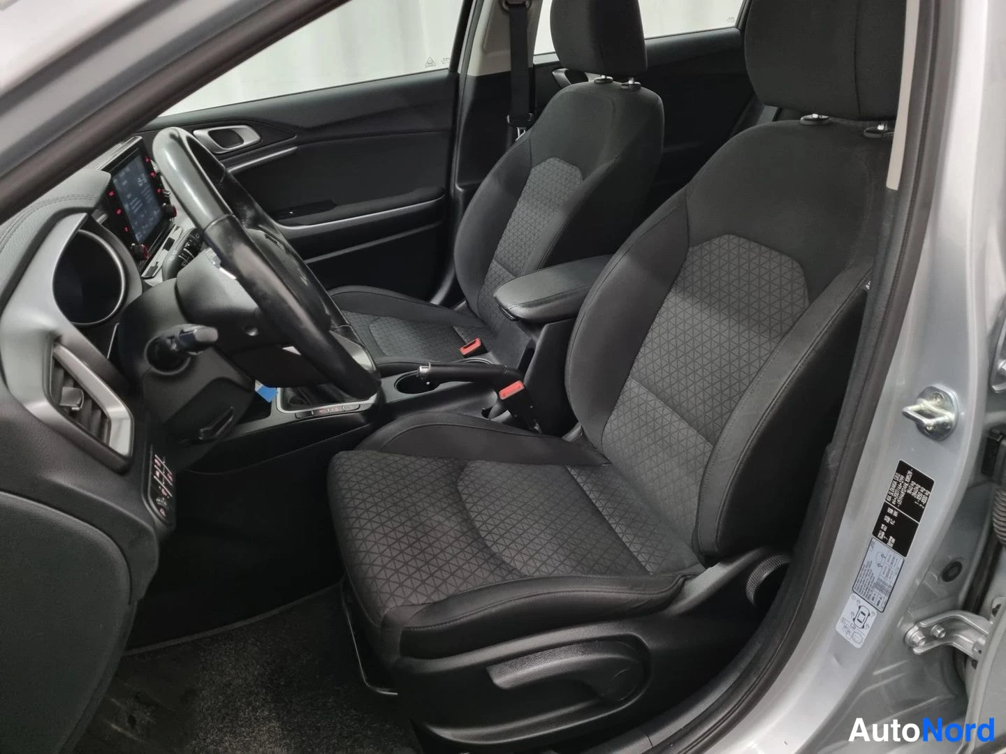 Hopea Kia Ceed 2022, etuistuimet, kuva 9