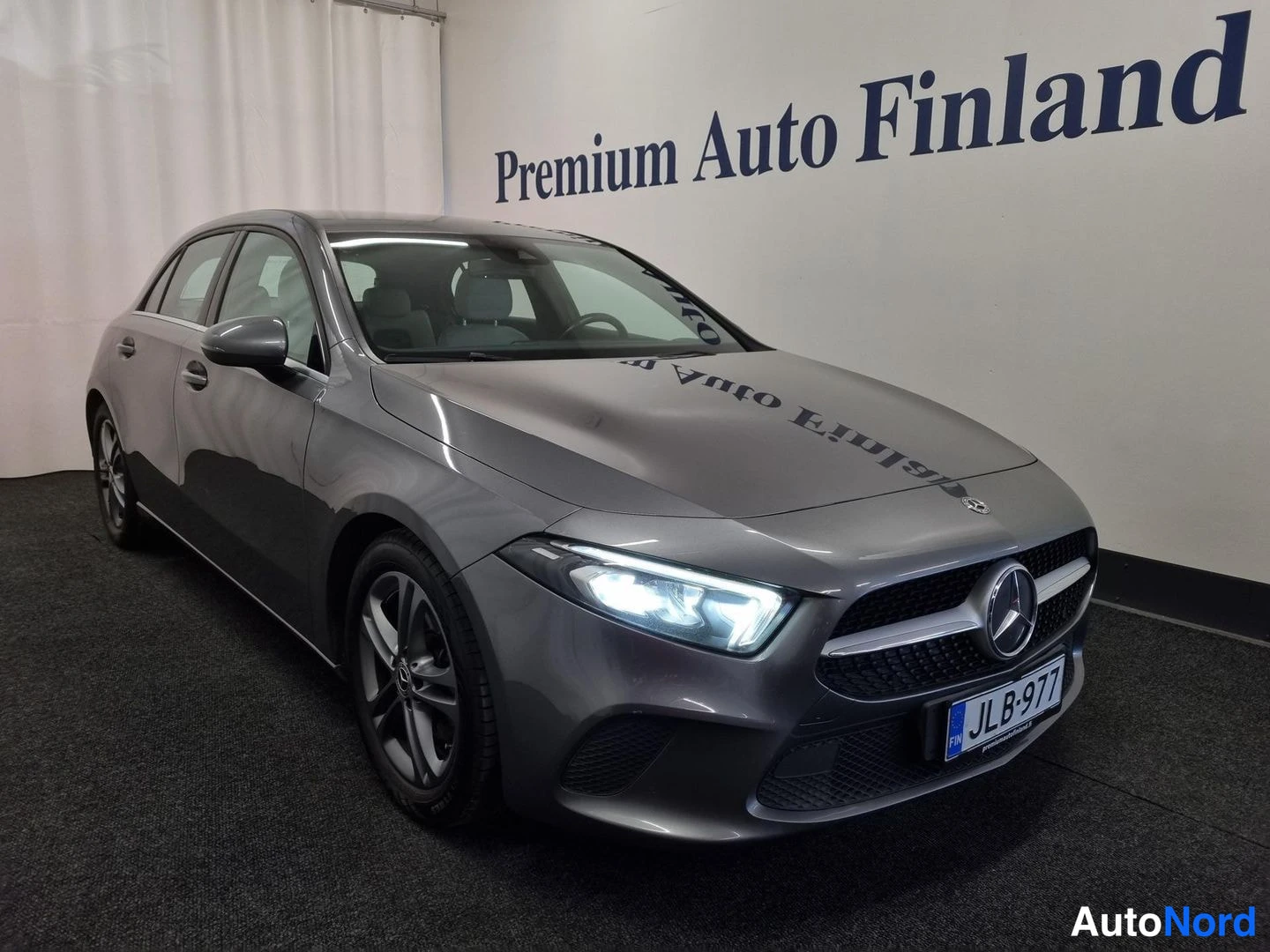 Harmaa Mercedes-Benz A 200 2019, etuviisto, keula oikealle, kuva 2