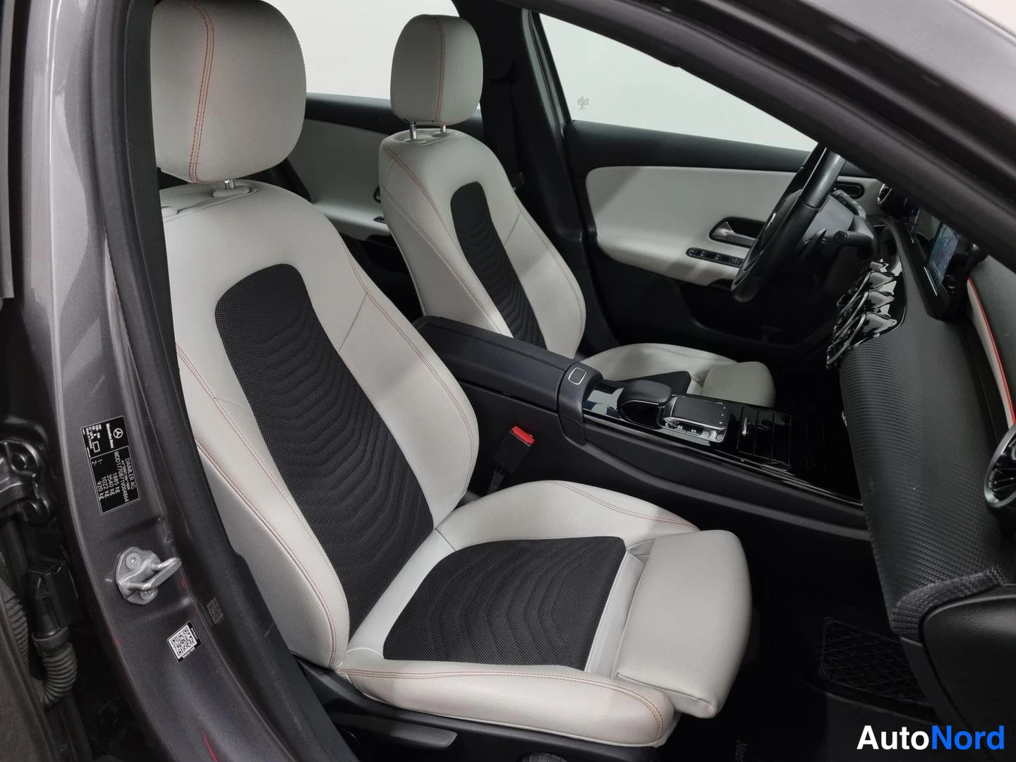 Harmaa Mercedes-Benz A 200 2019, etuistuimet, kuva 12