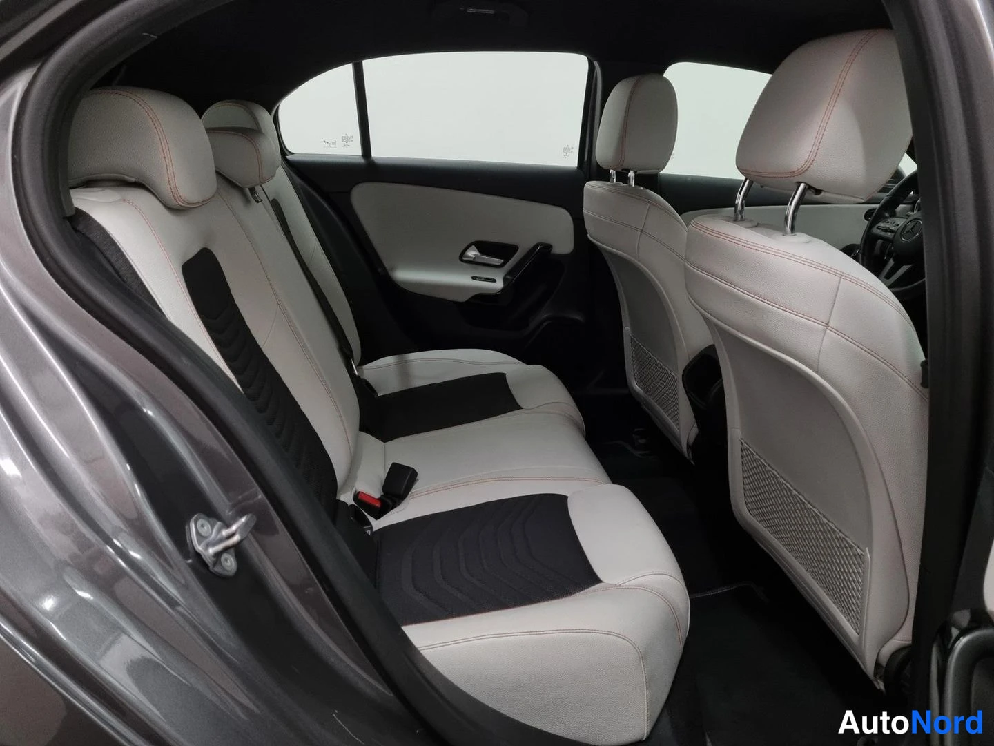 Harmaa Mercedes-Benz A 200 2019, takaistuimet, kuva 13