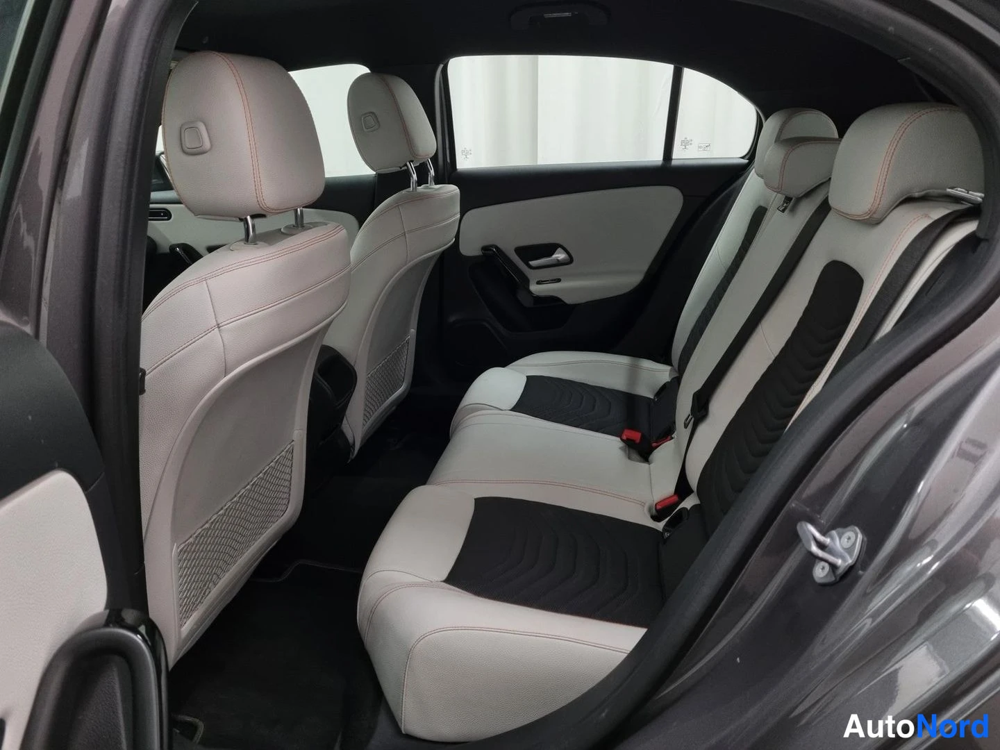 Harmaa Mercedes-Benz A 200 2019, takaistuimet, kuva 14