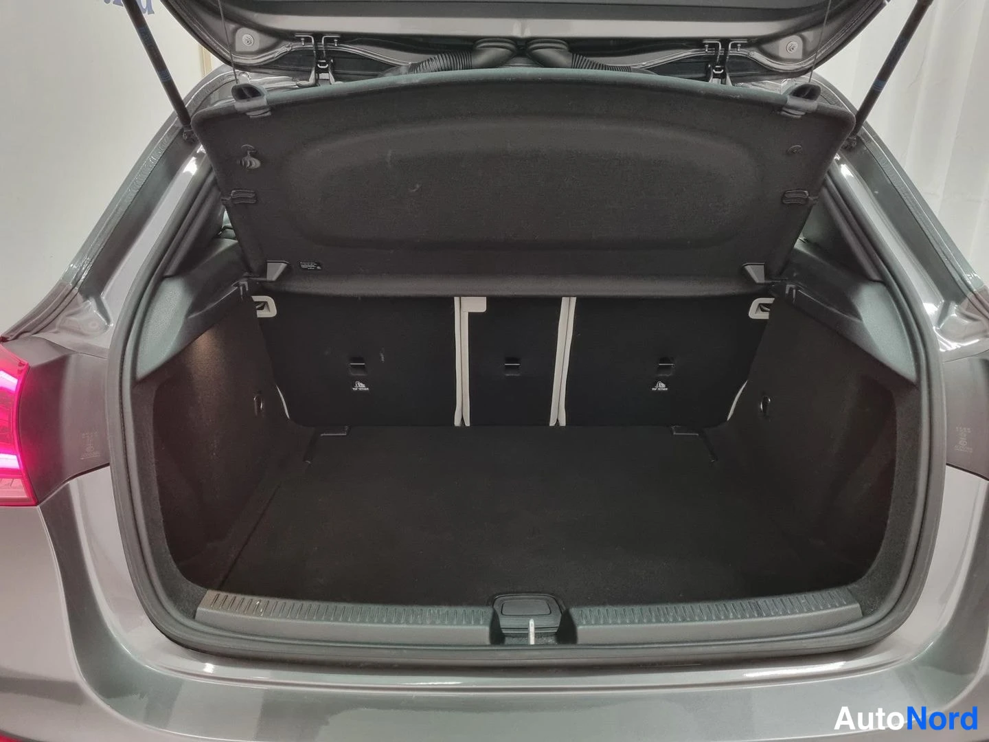 Harmaa Mercedes-Benz A 200 2019, tavaratila, kuva 15