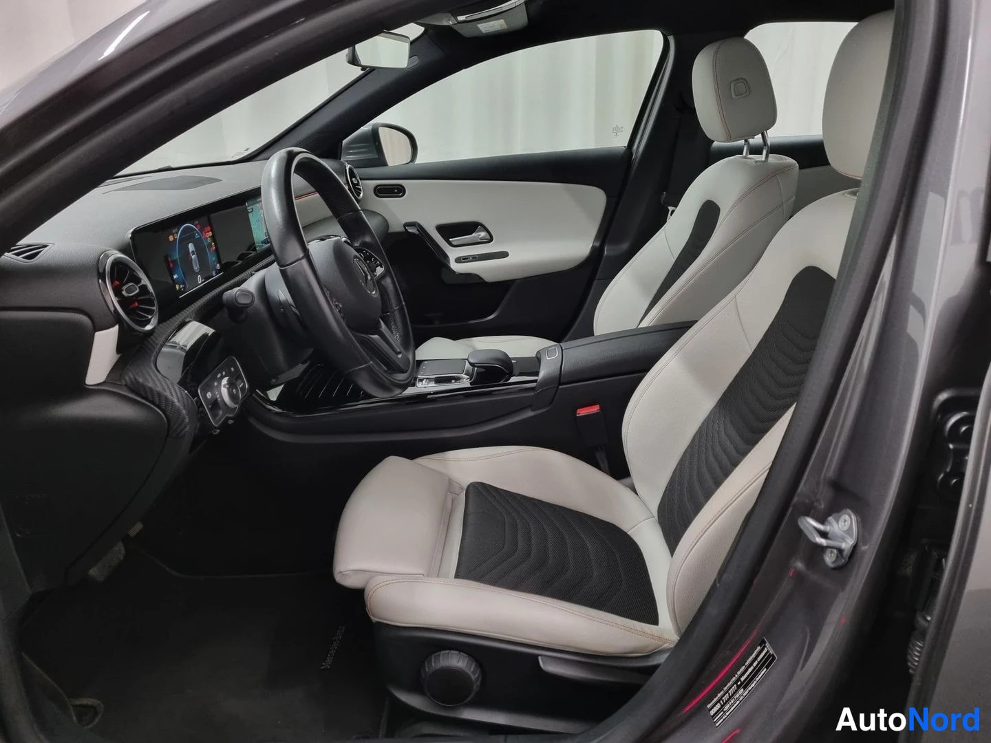 Harmaa Mercedes-Benz A 200 2019, ohjaamo, kuva 9