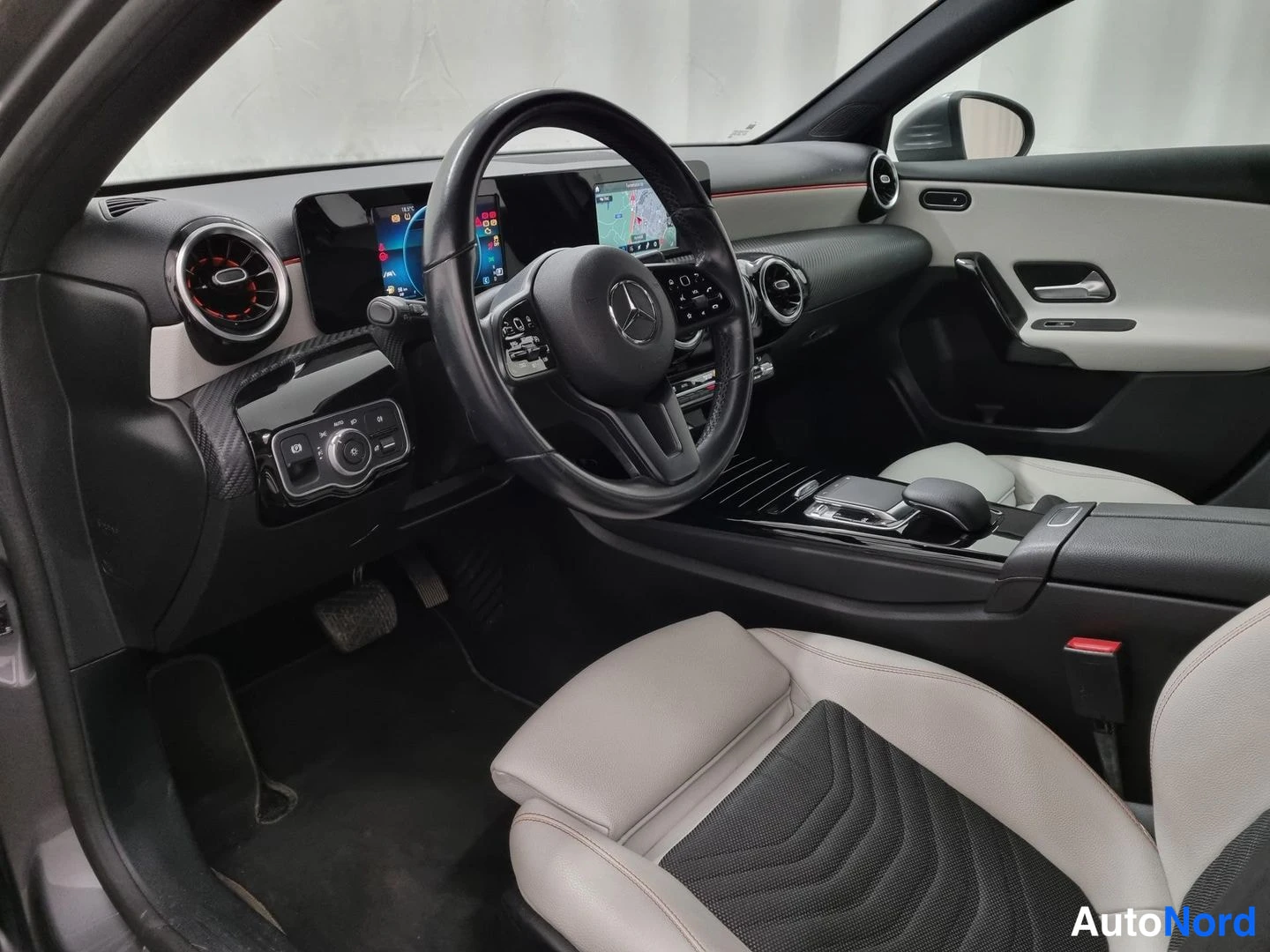 Harmaa Mercedes-Benz A 200 2019, ohjaamo, kuva 5