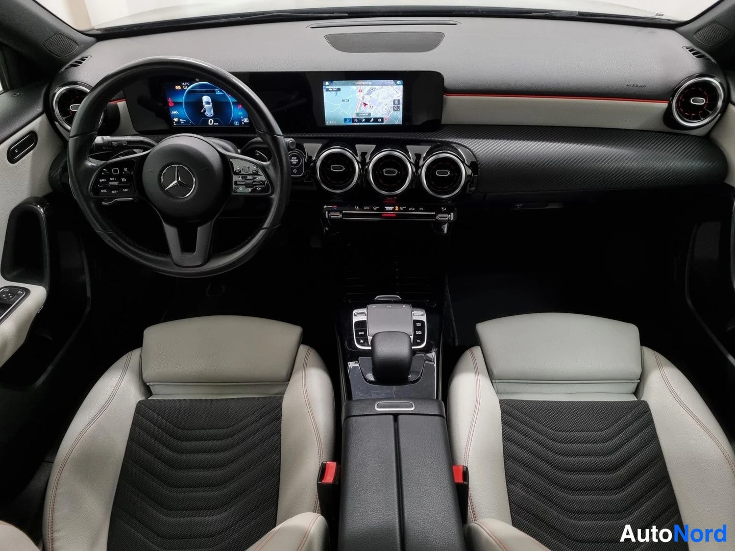Harmaa Mercedes-Benz A 200 2019, ohjaamo, kuva 6