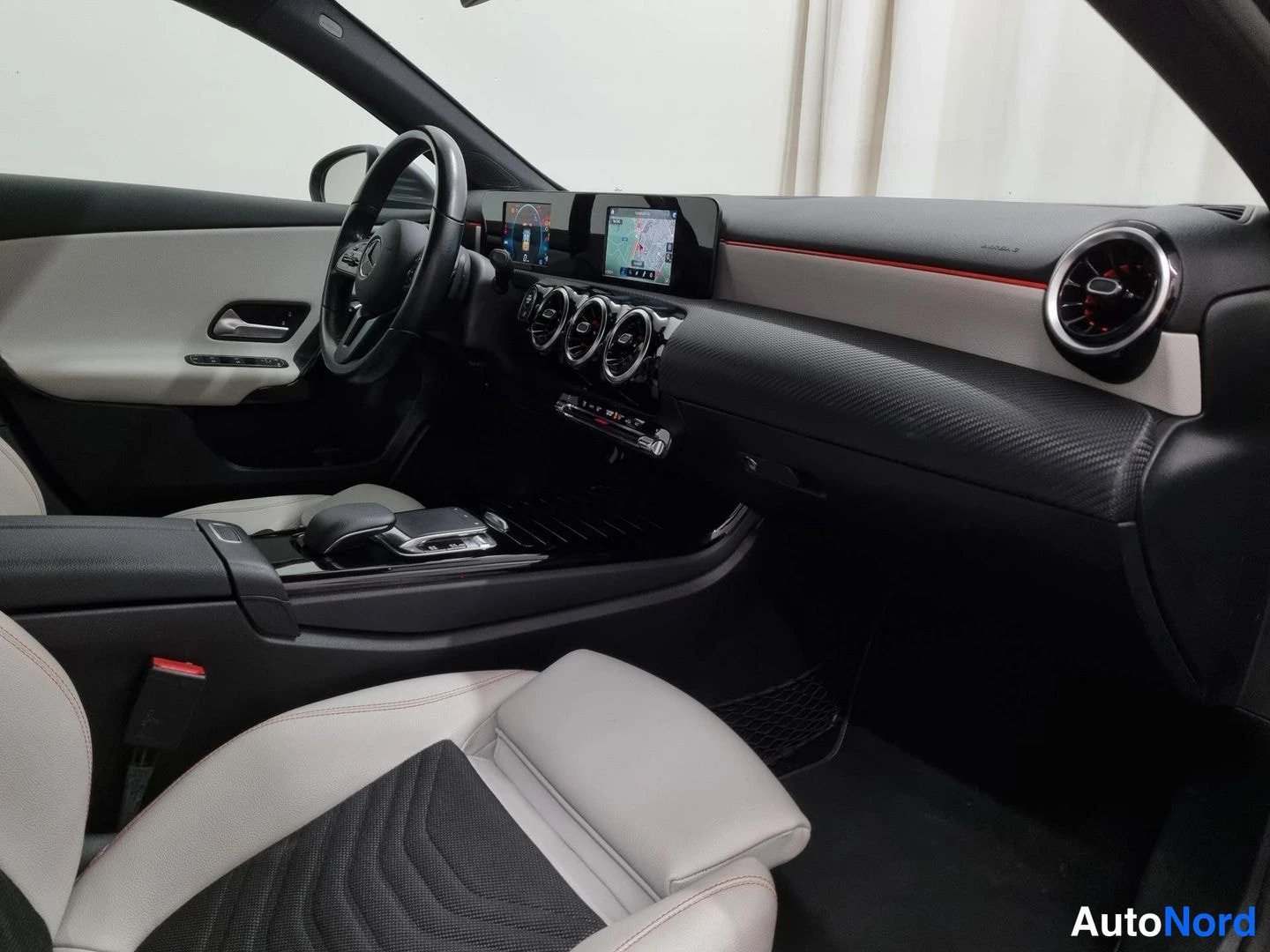 Harmaa Mercedes-Benz A 200 2019, ohjaamo, kuva 7