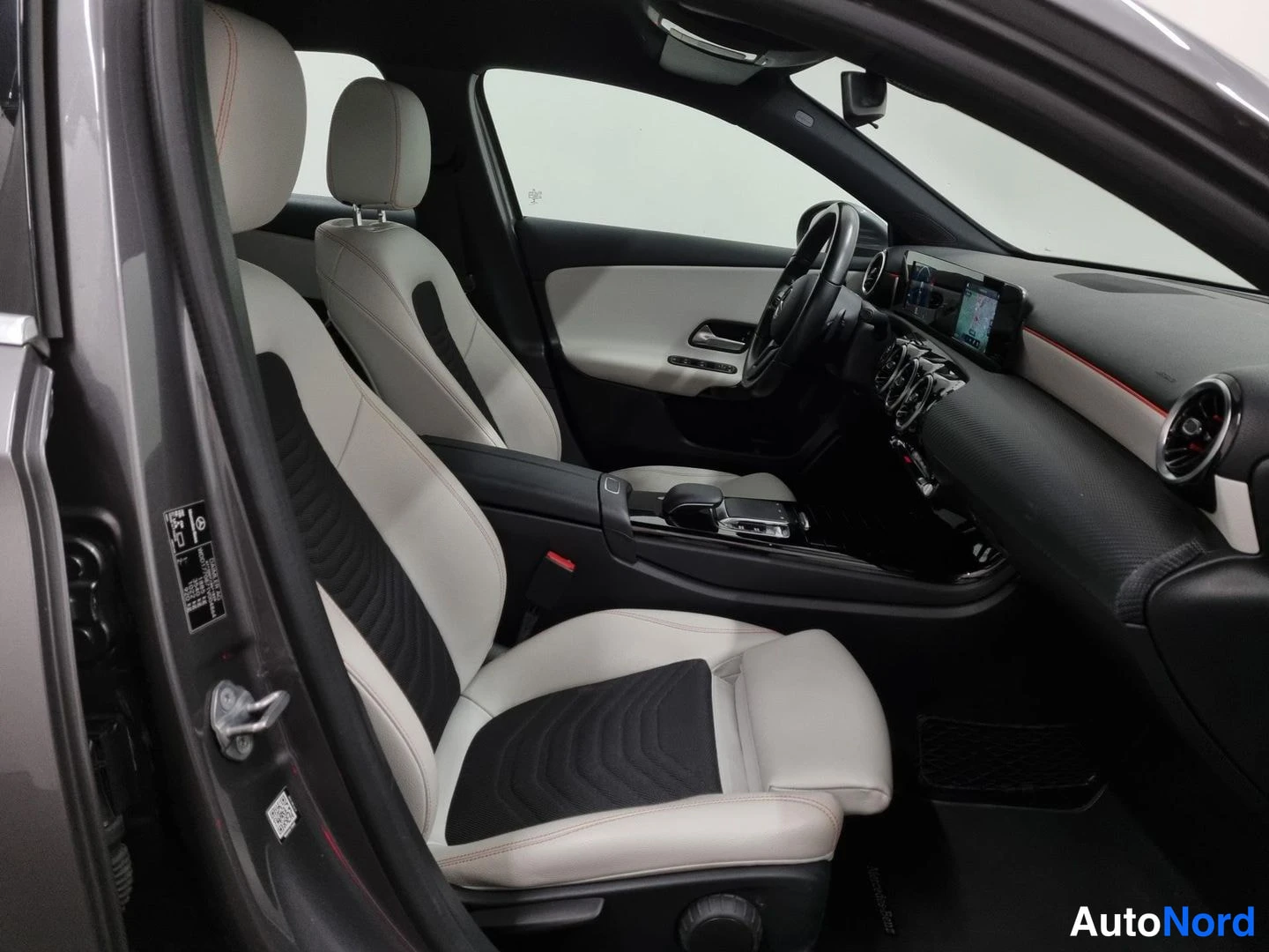 Harmaa Mercedes-Benz A 200 2019, etuistuimet, kuva 11