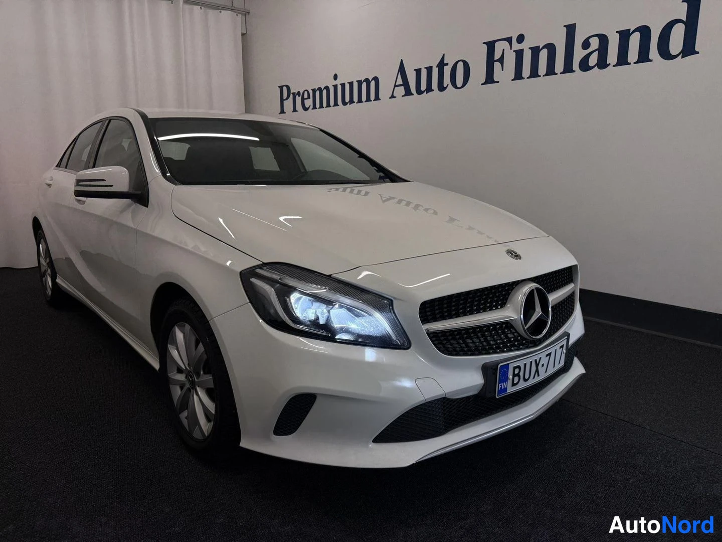 Valkoinen Mercedes-Benz A 180 2017, etuviisto, keula oikealle, kuva 2