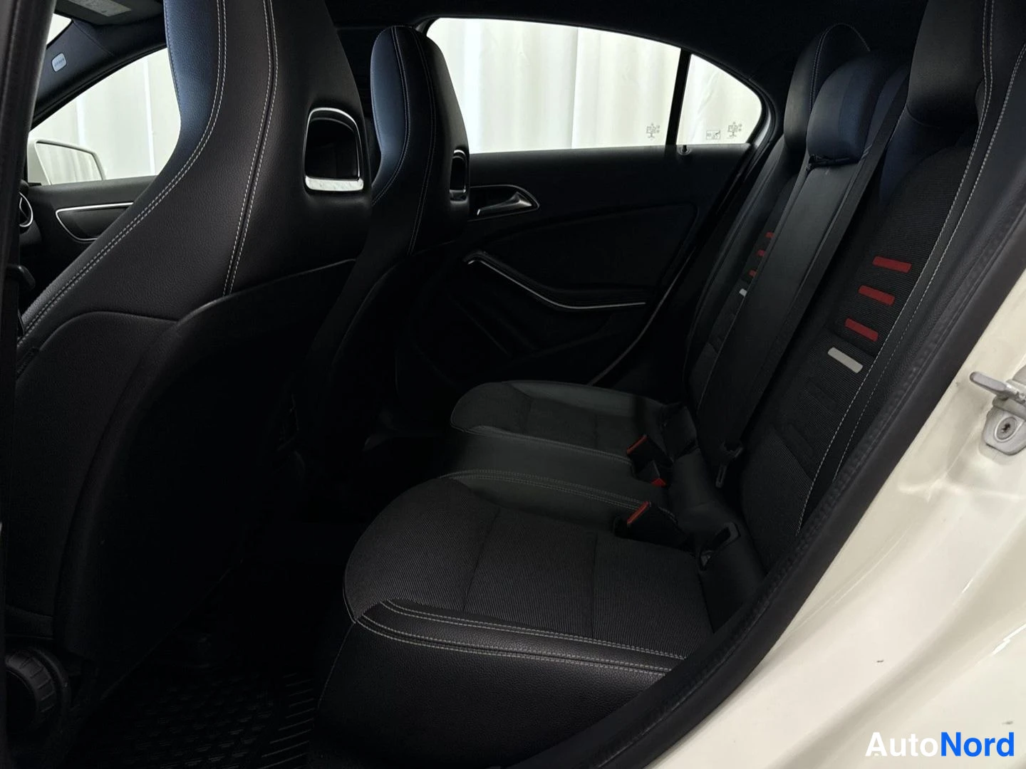 Valkoinen Mercedes-Benz A 180 2017, takaistuimet, kuva 12