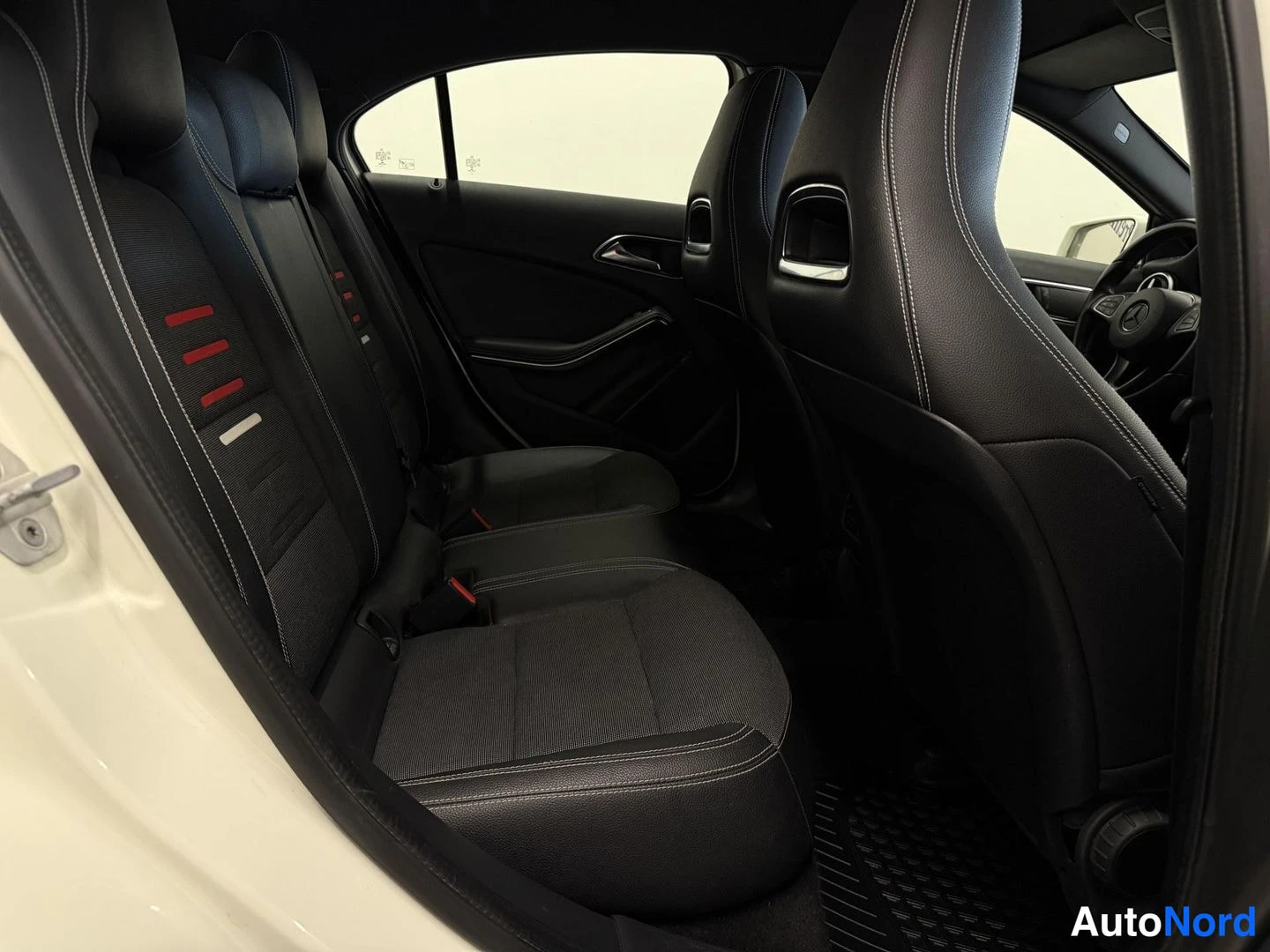 Valkoinen Mercedes-Benz A 180 2017, takaistuimet, kuva 13