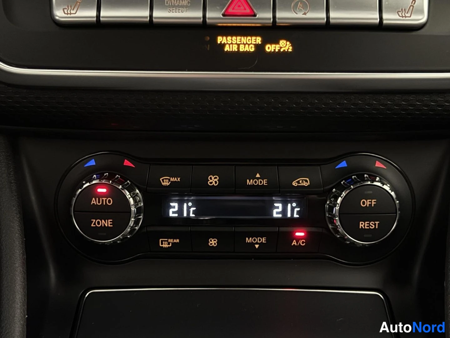 Valkoinen Mercedes-Benz A 180 2017, yksityiskohta, kuva 15