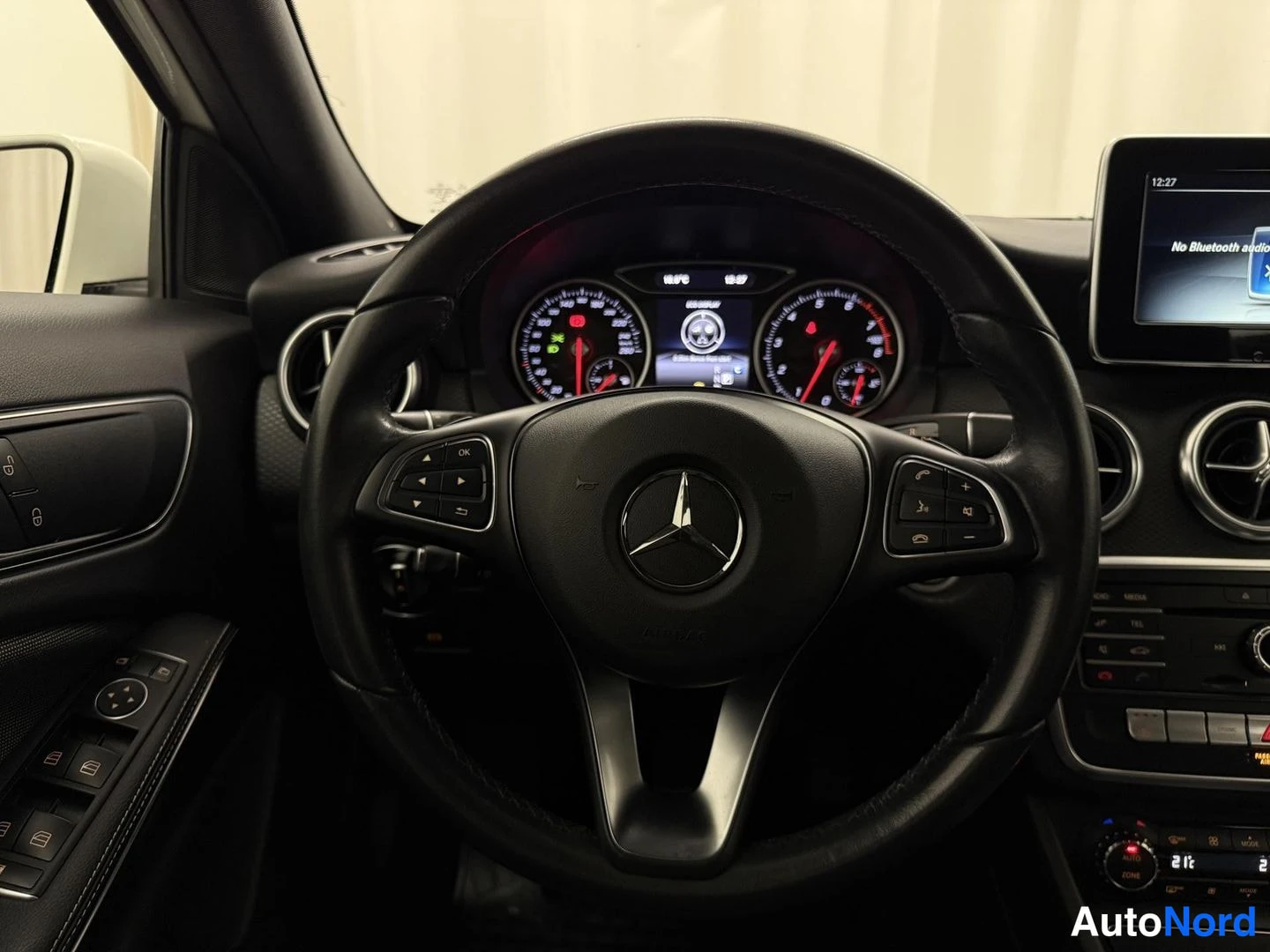 Valkoinen Mercedes-Benz A 180 2017, ohjaamo, kuva 7