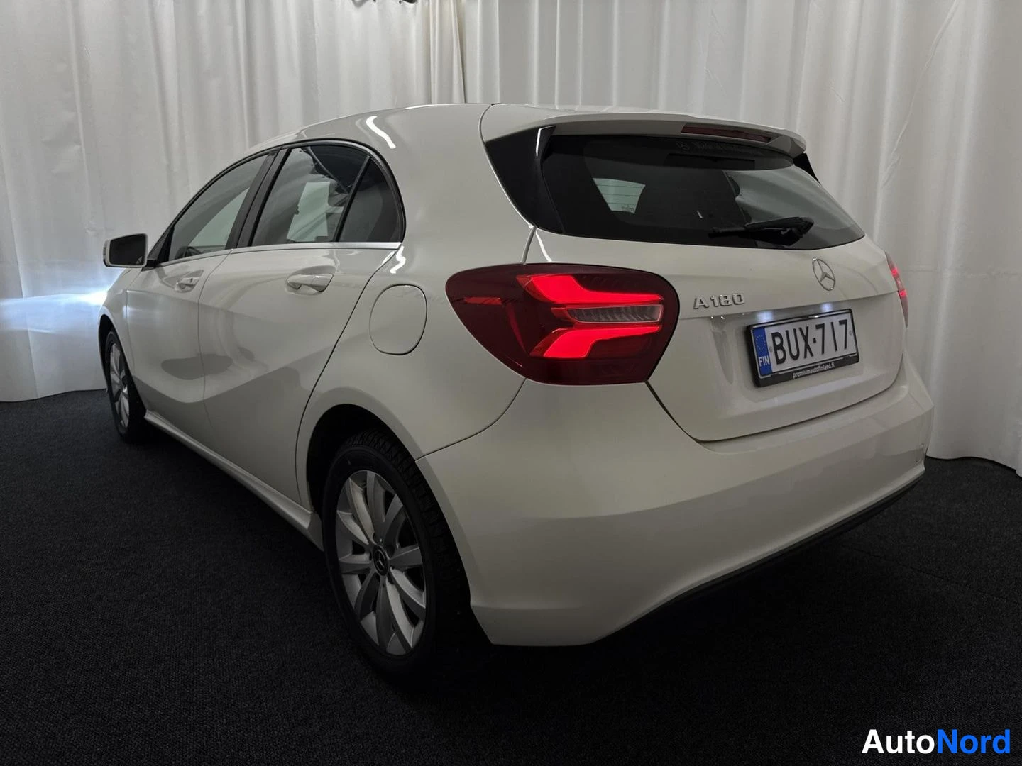 Valkoinen Mercedes-Benz A 180 2017, takaviisto, kuva 3