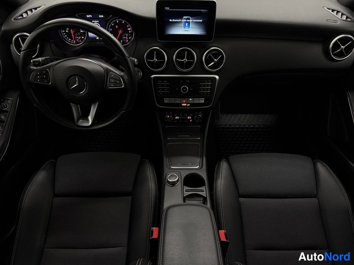 Valkoinen Mercedes-Benz A 180 2017, ohjaamo, kuva 5