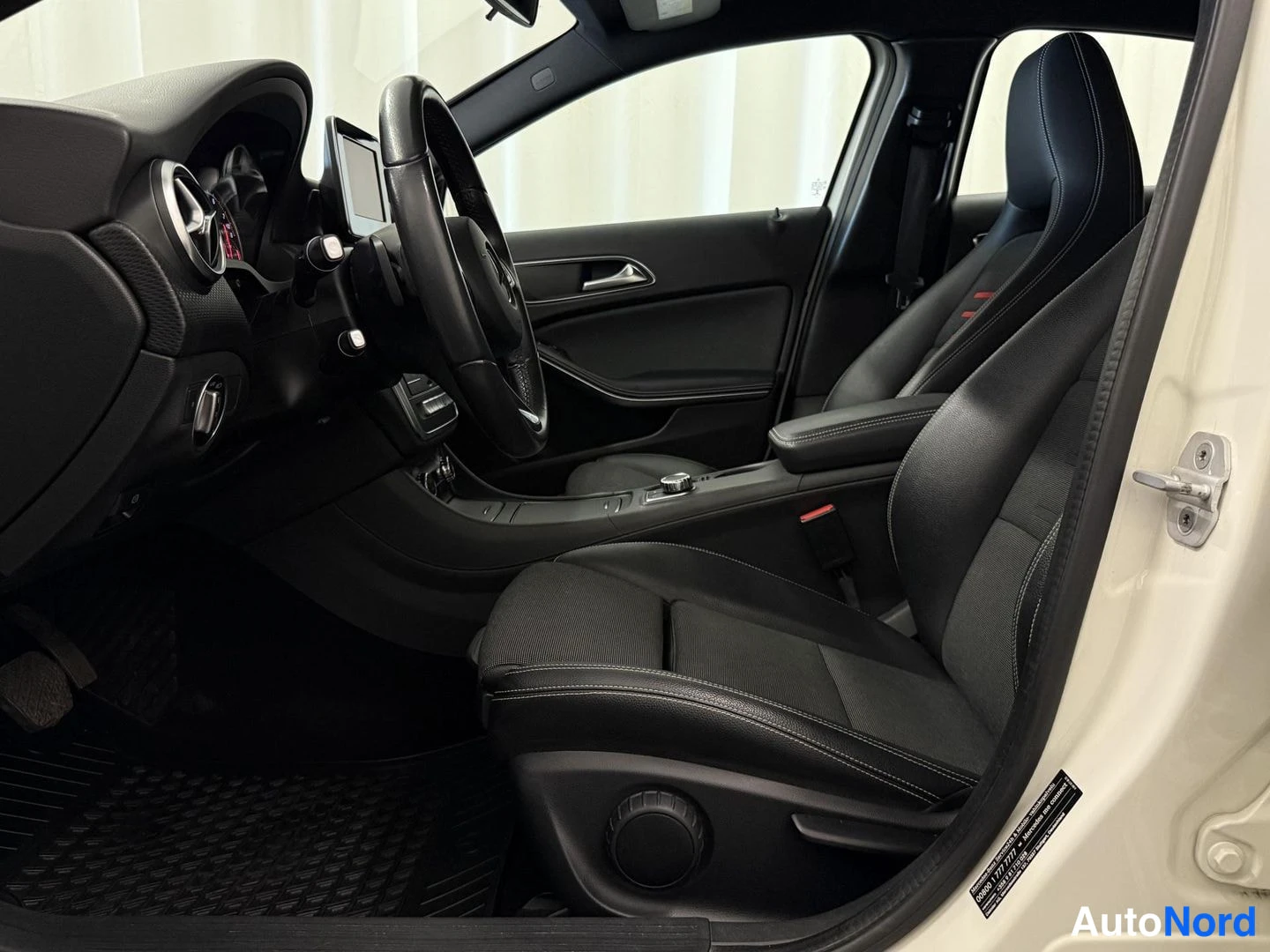 Valkoinen Mercedes-Benz A 180 2017, etuistuimet, kuva 8