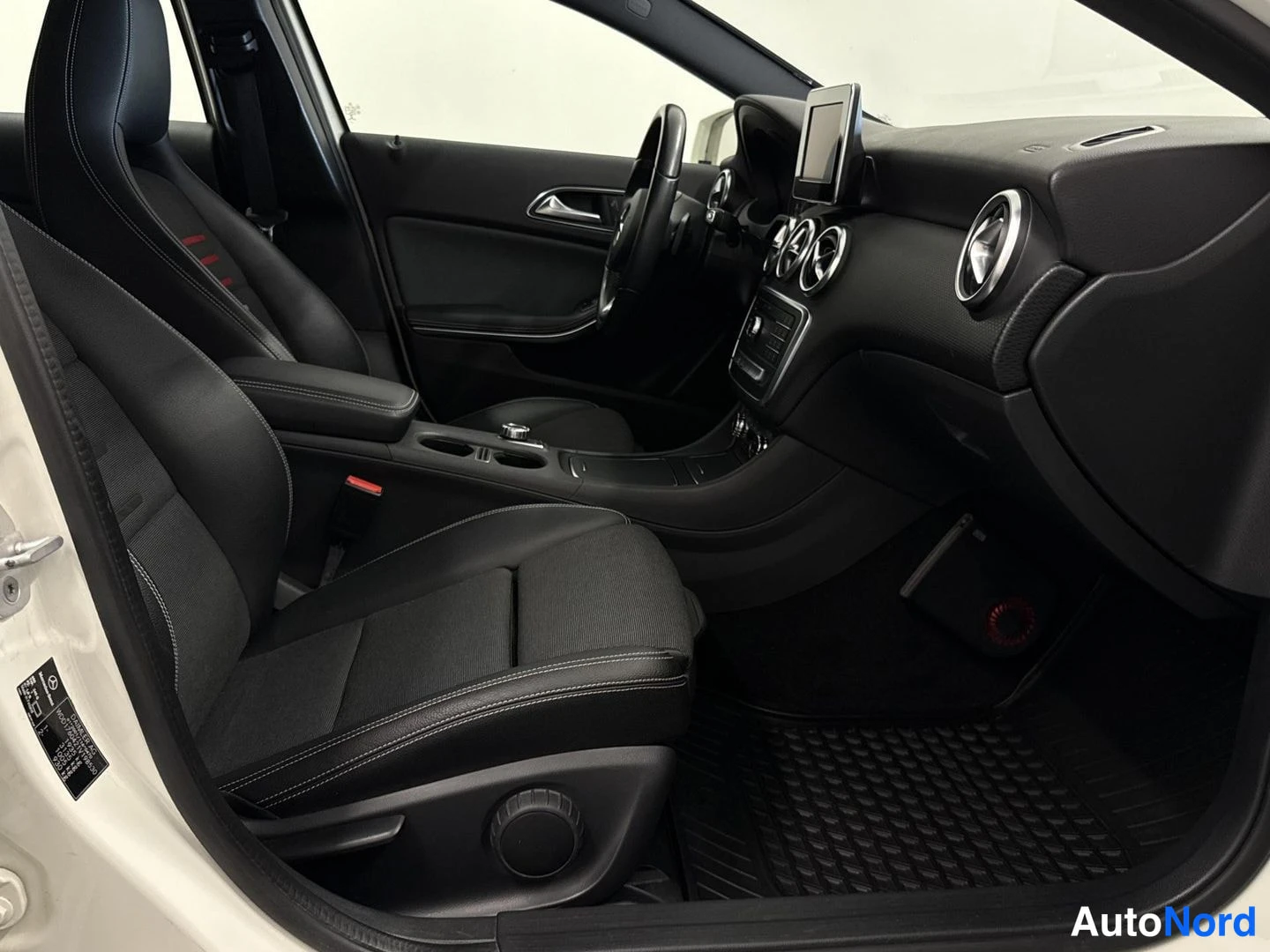 Valkoinen Mercedes-Benz A 180 2017, etuistuimet, kuva 10
